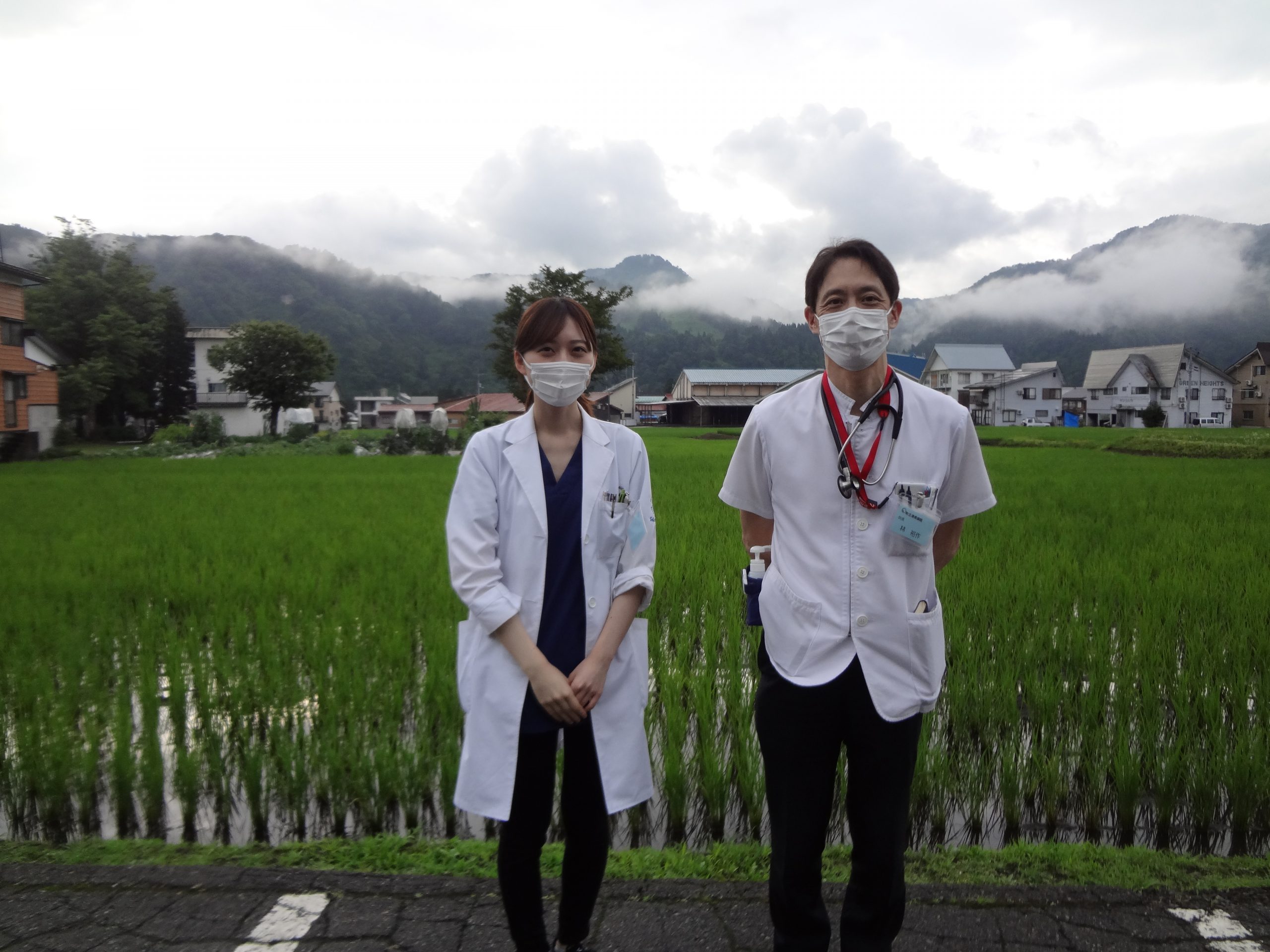 指導医林先生と病院裏の田の前で撮影